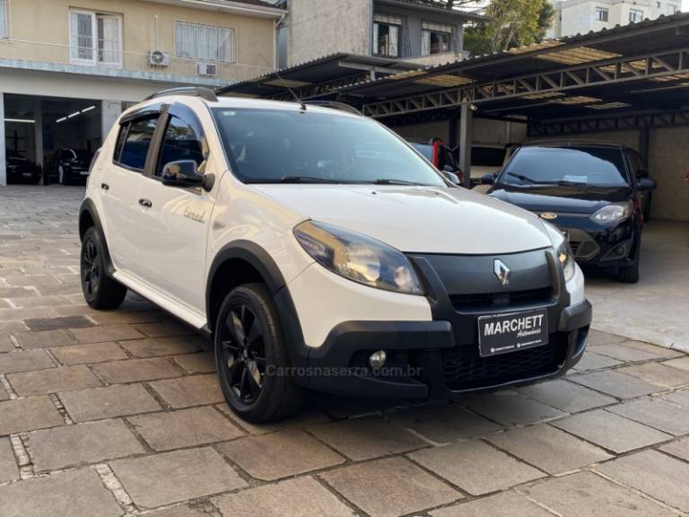 RENAULT - SANDERO - 2014/2014 - Branca - R$ 43.990,00