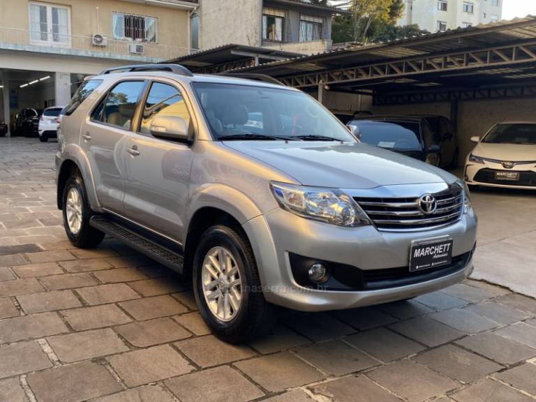 TOYOTA - HILUX SW4 - 2015/2015 - Prata - R$ 124.990,00