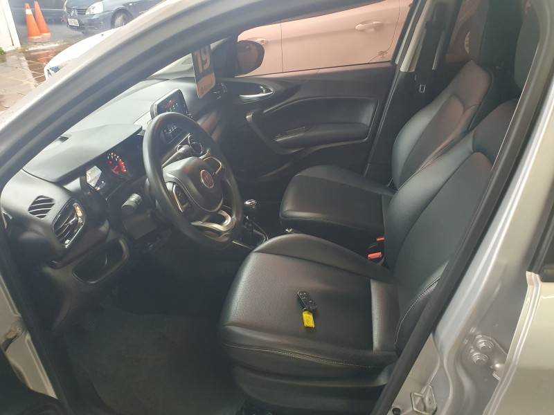 FIAT - CRONOS - 2018/2019 - Prata - R$ 55.990,00