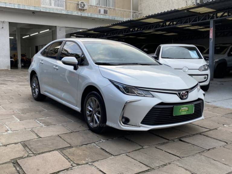 TOYOTA - COROLLA - 2021/2022 - Branca - R$ 120.000,00